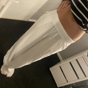 Linnebyxor - Vita linnebyxor från ”young gina tricot” i storlek 164 men bra i längd till mig som är 169-170. använda men i super fint skick