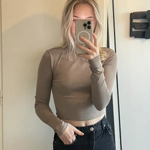 Beige topp - Syns inte så bra på bilden men har en krage. Helt oanvänd från NewYorker med lapp kvar. Storlek s men skulle säga att den mer är en xs