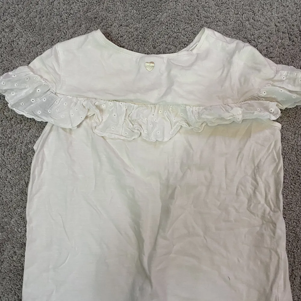 En vit t-shirt från Pomp de lux, i storlek 146/152.⭐️. T-shirts.