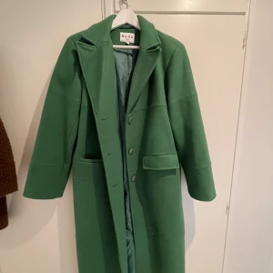Höstkappa kappa  - Säljer en jättefin grön höstkappa. Köpte förra året från na-kd. Bara använd en gång. Nypris 999kr. Bara fråga om du vill ha fler bilder. Köparen står för frakten❤️