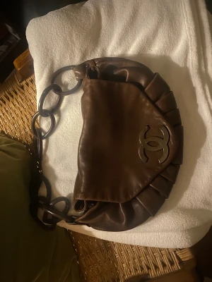 Chanel cc flapring - Intressekoll på äkta Chanel väska pleated ring handle. Med äkthetsbevis 