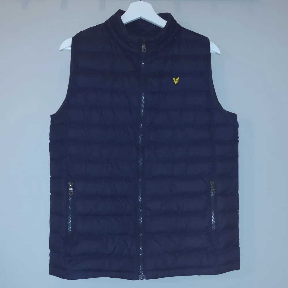 mörkblå Lyle Scott Väst, använd försiktigt,nypris ca 900. Jackor.