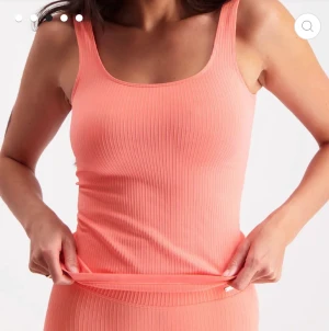 Träningslinne  - Seamless linne från Aim’n i deras färg coral.  Aldrig använt.  Storlek L