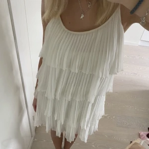 Volangklänning  - Såå söt volangklänning från märket zoul, aldrig använd 