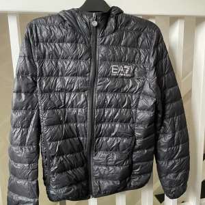 Armani Jacka - Hej! Jag säljer min Armani jacka då den bara har legat. Jag har använt den 1 gång då den inte passade och kunde inte skicka tillbaka den. Den är i Storlek S