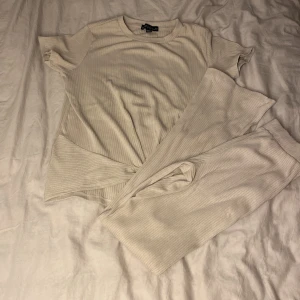 2-set beige t-shirt och byxor - 2-set beiga byxor och t-shirt, nästan aldrig använda och är i gott skick.