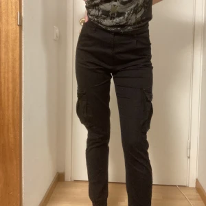 Svarta Cargopants - Ett par tighta svarta cargo pants som ger snygg rumpa 🙈  Pris kan diskuteras 🙌