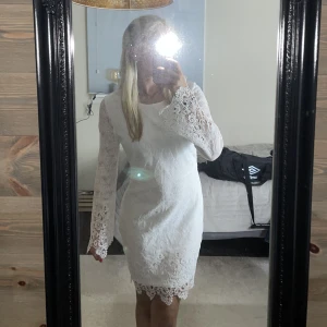 Vit klänning - En vit klänning med prislapp från från bubbleroom