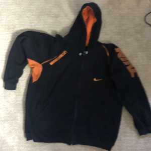 Svart och orange nike hoodie zip - Svart och orange nike zip Hoodie storlek L/M