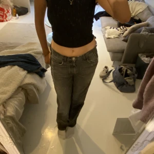 Jeans gråa  - Gråa jeans midrise långa, säljer för att för stora, säljer billigt för en fläck på benet. Nypris 500
