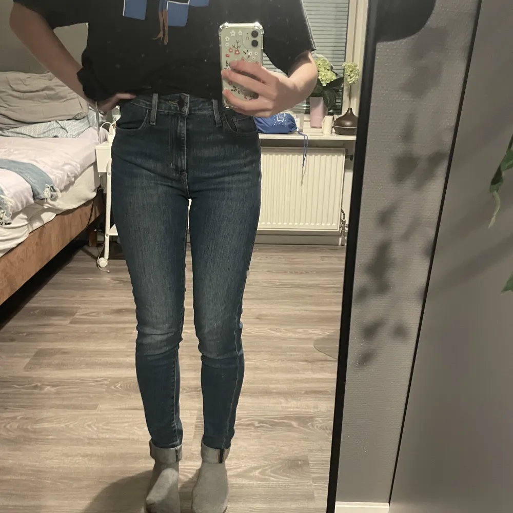 levis jeans som är i helt nya, och köpt ett år sedan fast säljer pga att det inte är min stil längre, hör av dig eller använd köp nu☺️. Jeans & Byxor.