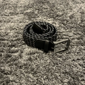 Flätat skärp  - Tja, nu säljer jag mitt feta skärp som är helt nytt och är aldrig använt. Så skicket är 10/10. Längden på skärpet är ungefär 105 cm. Om du har någon fråga så får du gärna höra av dig/ mvh Hugo😁