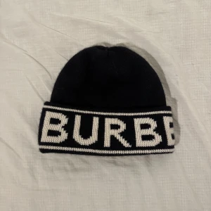 burberry mössa - extremt skön mössa i kashmir från burberry. mössan är sparsamt använd. köpt på farfetch så orderbekräftelse osv kan skickas på mail om det efterfrågas.