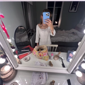 Långärmad tröja - Basic långärmad tröja, med fint mönster i mitten!! Bra skick💗💗