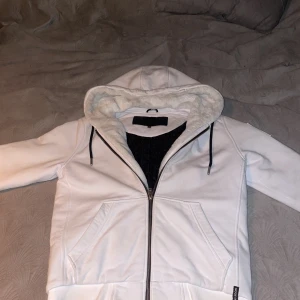 Moose Knuckels Bunny - Moose knuckels Jacka/Hoodie som jag använde förra vintern.  Går även att ta bort pälsen innuti med hjälp av knappar. Pris kan diskuteras vid snabb affär.