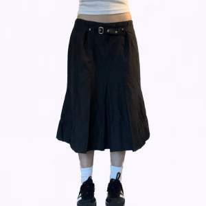 Subversive navy midi skirt. It has a little belt in the front so that the skirt can be adjusted on the waist. It also has a zipper on the side. Very nice material, never worn. 
