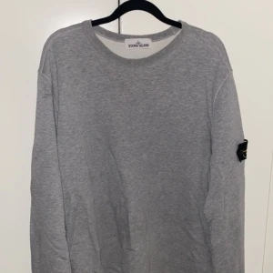 Stone Island Sweatshirt - Stone Island Sweatshirt, ungefär 3 år gammal köpt på NK. Använd fåtal gånger och i bra skick. Prutbart
