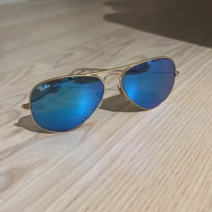 Rayban solglasögon - Rayban aviators med blått spegelglas. Inte särkilt slitna men tecken på användning finns, kan skicka bilder