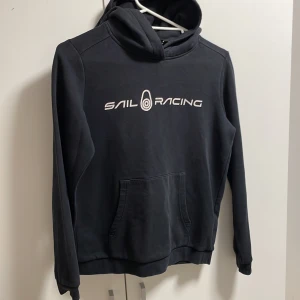 Sail racing hoodie  - En svart enkel hoodie som passar till allt, i väldigt bra skick och passar för både tjejer och killar. 