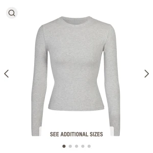 Skims tröja - Ljus grå skimströja. Superskönt och stretchig så passar de flesta storlekar. Jag är XS men har storlek M. Jättebra skick, har en 1cm lagning precis vid sömmen längst ner vid handen (detta är ingenting som syns) be om bilder! 