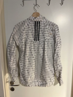 Jacka - Har använt den ett par gånger, men nu så har den blivit liten på mig 