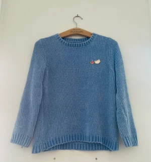 Blå stickad tröja - Denna tröja är perfekt att ha över en vit långarmad tröja, men funkar med nästan allt. Inte särskilt tjock, men mjuk och skön. Super fin färj, och har också små detaljer (se på bild 2). Kontakta mig om du är intresserad!