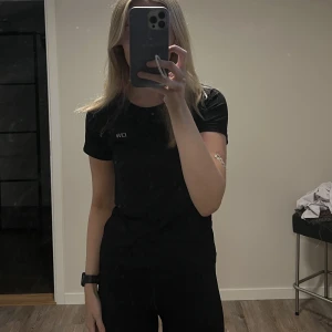 ICANIWILL Seamless T-Shirt - Nästintill oanvänd t-shirt från ICANIWILL. Har tvättats någon gång, men upplevs vara i nyskick. 