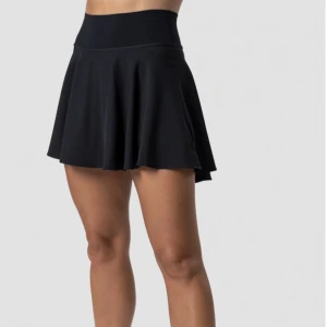 ICANIWILL PADELKJOL - Padelkjol från ICANIWILL. Använd en gång. Skönt material med bred resår. Inbyggda shorts med bollficka. 