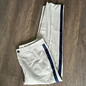 Byxor  - Oanvända byxor från Boomerang.   Rensar ur min garderob från en hel del oanvända kläder🌼 Kika och se om du ser något mer i min profil som du gillar så skickar jag med det till dig också!😊 Fler kläder kommer! 