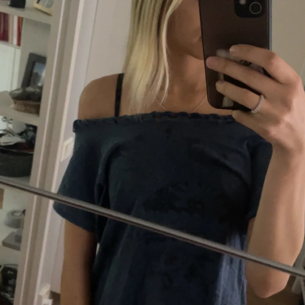 Jätte fin off shoulder tröja. Använd ett par få gånger bara. T-shirts.