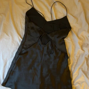 Svart mini satinklänning från zara  - ❤️ Oanvänd   