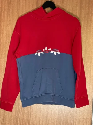 Adidas dress - Säljer en adidas dress har bokstavligen bara används 3 gånger den är som sprillans ny och fräsch 