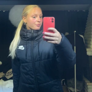 Nike jacka - En svart Nike jacka i storlek S, är i bra skick, nypris 800kr mitt pris 400kr+frakt