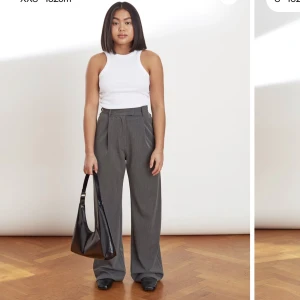 Djerf Avenue favorite pants - Säljer nu mina kostymbyxor från Djerf Avenue i grå, storlek XXS. Använda av mig en gång och av tidigare ägaren tre. Inga anmärkningar och som nya ☺️💕