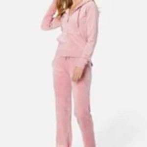 Juicy couture  - Säljer mitt rosa juicy sätt, den gamla modellen. Koftan är i m och byxorna i s. Nypris 2100kr och säljer för 900kr. 