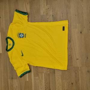 Riktigt clean Brasilien Nike tröja, knappt använd inget namn på ryggen.🇧🇷 Skicka pm om du har fler frågor.