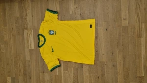 Brasilien fotbollströja NIKE - Riktigt clean Brasilien Nike tröja, knappt använd inget namn på ryggen.🇧🇷 Skicka pm om du har fler frågor.