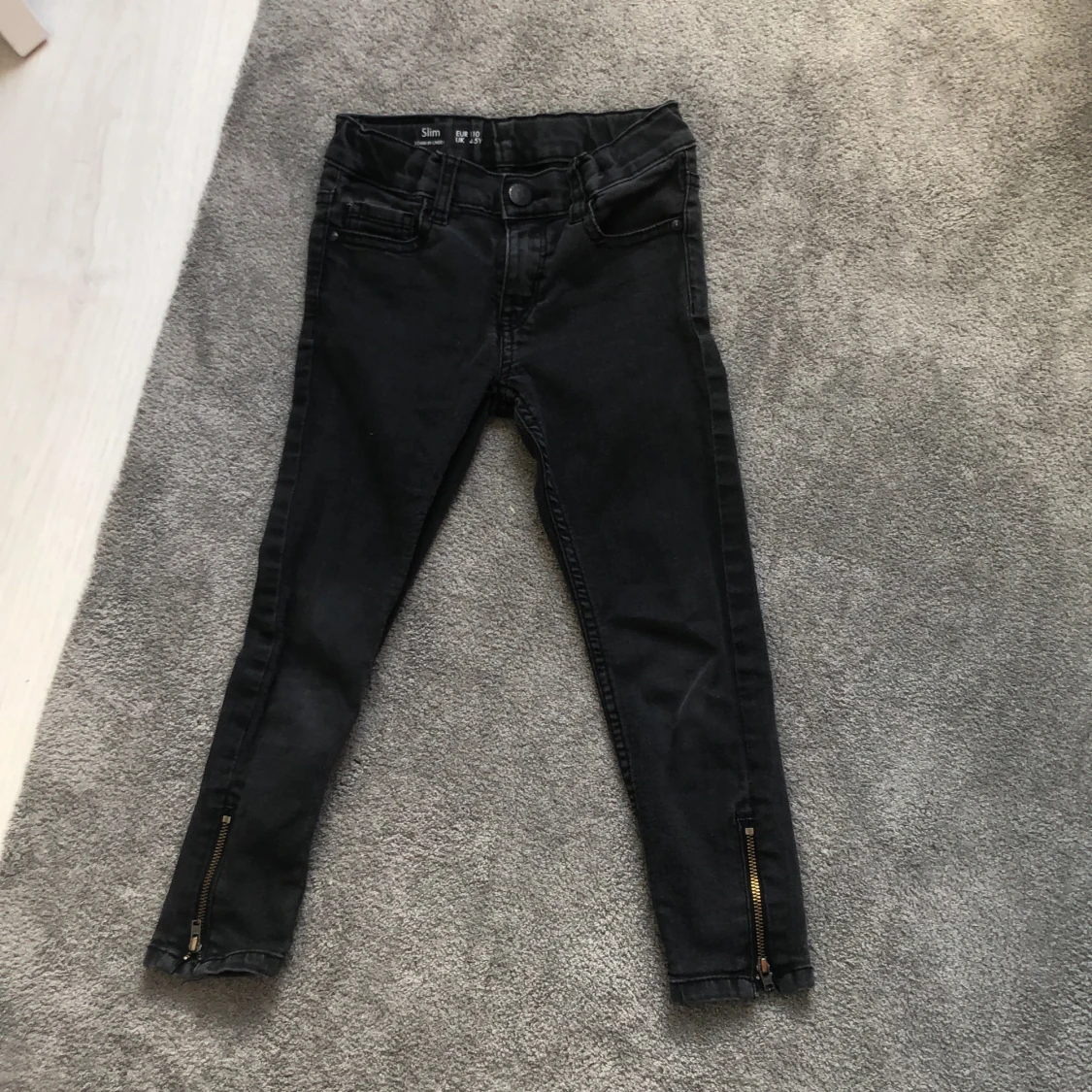 Svarta slim jeans
