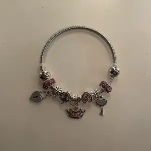 Säljer detta jättefina Pandora liknande armbandet❤️