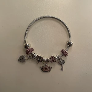 Armband  - Säljer detta jättefina Pandora liknande armbandet❤️