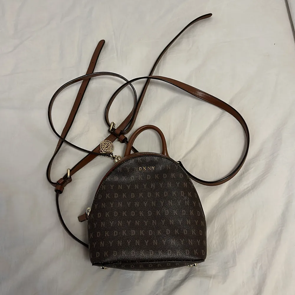 En DKNY rycksäck som har används några gånger men som fortfarande är i bra skick. . Väskor.