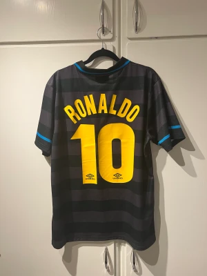 fotbollströja - Inter 97/98 borta tröja med Ronaldo 