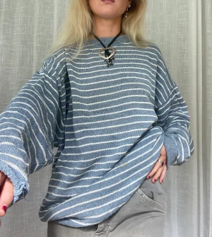 Randig tröja - Supersnygg och chill vintage blåvit randig tröja. Sitter supersnyggt!  