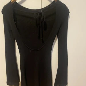 Klänning - Svart klänning med öppen rygg ifrån h&m. Helt oanvänd då den är lite genomskinlig. Storlek xs💕