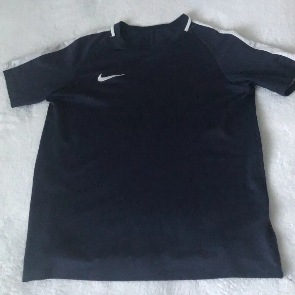 Mörkblå nike dri-fit tränings-T-shirt för 180kr. Storlek: 158-170 XL. T-shirts.