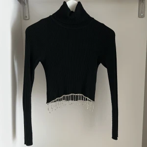 Tröja med smycke - Tröja med halterneck och diamant smycke vid midjan