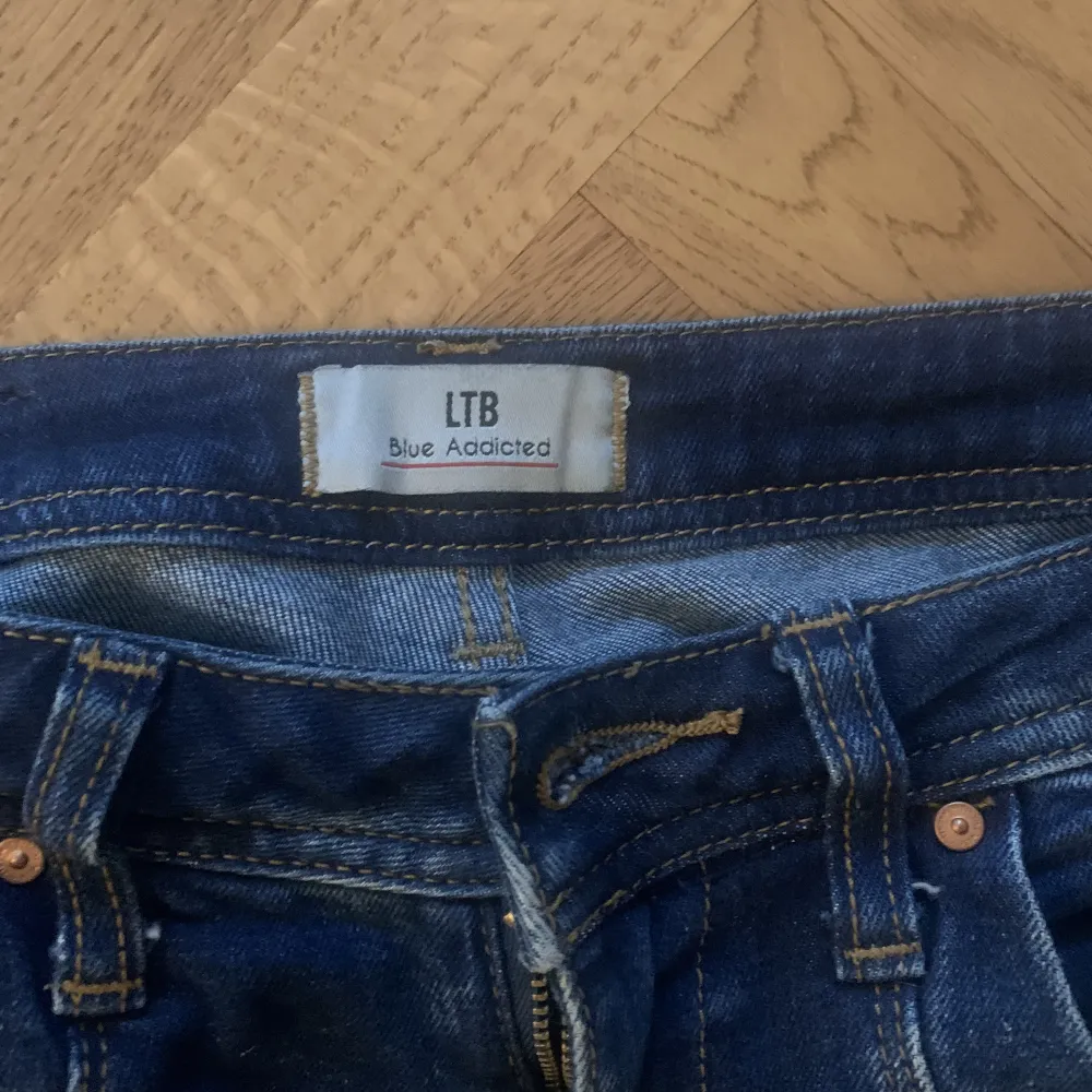 Säljer mina fina ltb jeans i bra skick pga dem är lite små för mig tyvärr. Köpta för 799 kr pris jag säljer för kan diskuteras🤗🤗 storlek 27/32 bra i längd för mig som är 168-170💕💕perfekt till skolstarten!!. Jeans & Byxor.