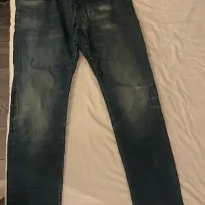 G star jeans använt skick ett märke på bild 3. Med knappgylf 