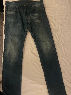 G star jeans  - G star jeans använt skick ett märke på bild 3. Med knappgylf 