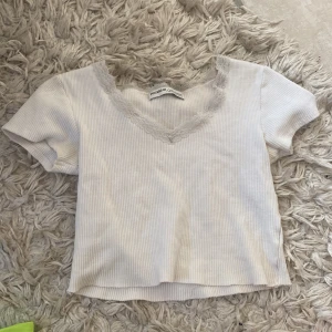 Croppad t-shirt - Pull&bear croppad ribbad t-shirt